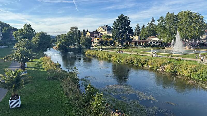 Abendstimmung im Rosengarten Bad Kissingen: Auf der Saale schwimmen noch zehn Enten.