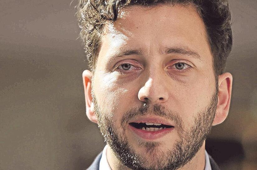 Felix Banaszak kritisiert vor allem die Politik der CDU-Wirtschaftsministerin Katherina Reiche.    Felix Banaszak kritisiert vor allem die Politik der CDU-Wirtschaftsministerin Katherina Reiche.   