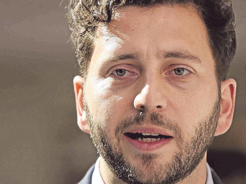 Felix Banaszak kritisiert vor allem die Politik der CDU-Wirtschaftsministerin Katherina Reiche.    Felix Banaszak kritisiert vor allem die Politik der CDU-Wirtschaftsministerin Katherina Reiche.   