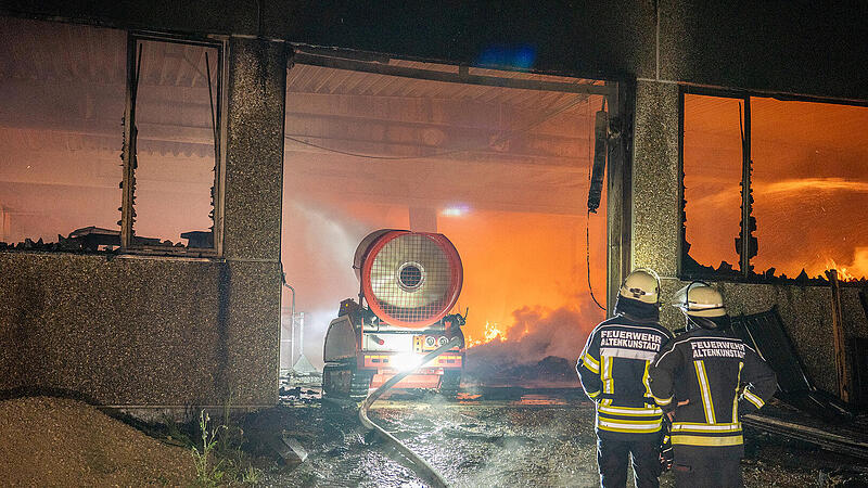 Großbrand in Lichtenfels: Feuerwehr setzt ungewöhnliches Gerät ein Großbrand in Lichtenfels: Feuerwehr setzt ungewöhnliches Gerät ein