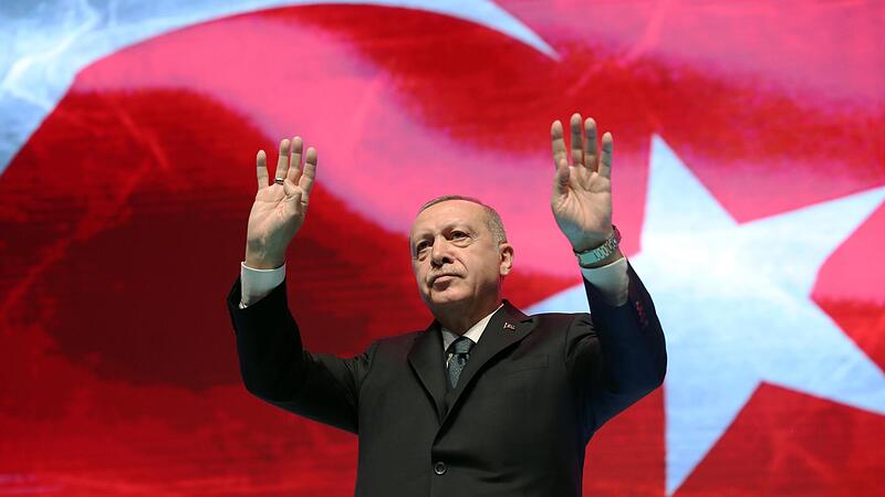 Die Kurdenpartei HDP verzichtet bei den Pr&auml;sdientschaftswahlen in der T&uuml;rkei im Mai auf einen eigenen Kandidaten. F&uuml;r Amtsinhaber Recep Tayyip Erdogan d&uuml;rften die Chancen auf eine erneute Wiederwahl dadurch weiter sinken.