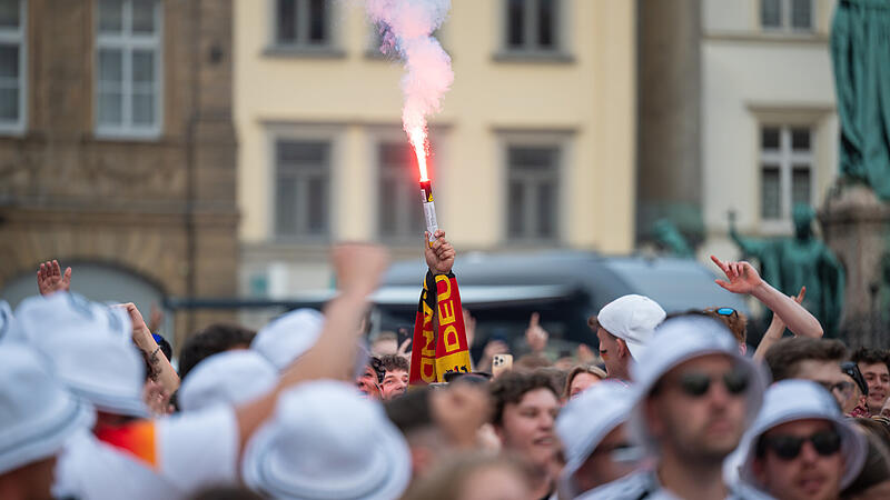 Die Bamberger erleben am Maxplatz ein spannendes EM-Spiel Deutschland gegen Dänemark - und dürfen am Ende jubeln.So erleben die Bamberger am Maxplatz das EM-Spiel Deutschland gegen Dänemark Die Bamberger erleben am Maxplatz ein spannendes EM-Spiel Deutschland gegen Dänemark - und dürfen am Ende jubeln.