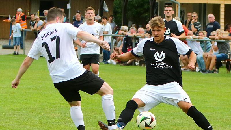 Der SV Motschenbach (schwarze Trikots) bekommt es am Wochenende mit dem ASV Oberpreuschwitz zu tun.