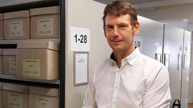 Johannes Staudenmaier im Magazin des Staatsarchivs Coburg.