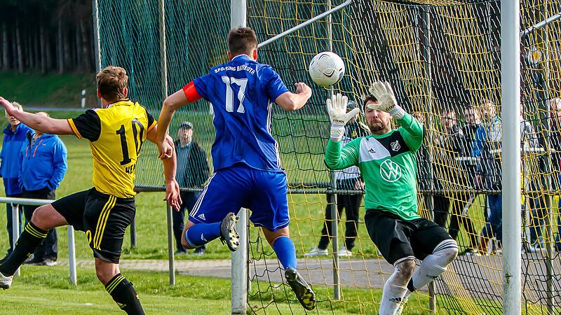 Der K&ouml;dnitzer Torwart Andre Teufel hat keine Chance &ndash;  Sportring-Kapit&auml;n Stefan Brendel k&ouml;pft zum 0:1 ein. Der TSVler Jens Rohleder (links) kann nur hinterherschauen.