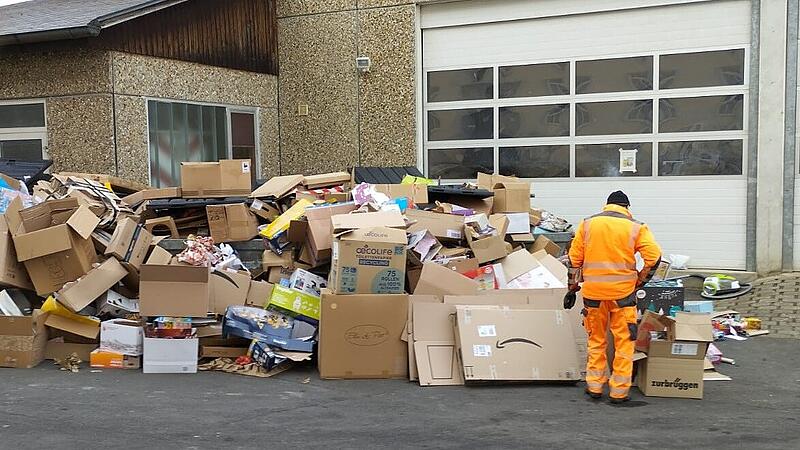 Berge an Altpapier t&uuml;rmten sich &uuml;ber die Feiertage am Wertstoffhof Bad Br&uuml;ckenau, dazu illegaler Elektroschrott und Sperrm&uuml;ll.