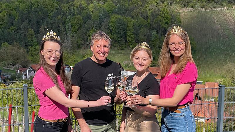 Bürgermeister Rainer Morper stößt am terroir f-Punkt mit den Weinhoheiten Ramsthals, Frankens und Deutschlands an.