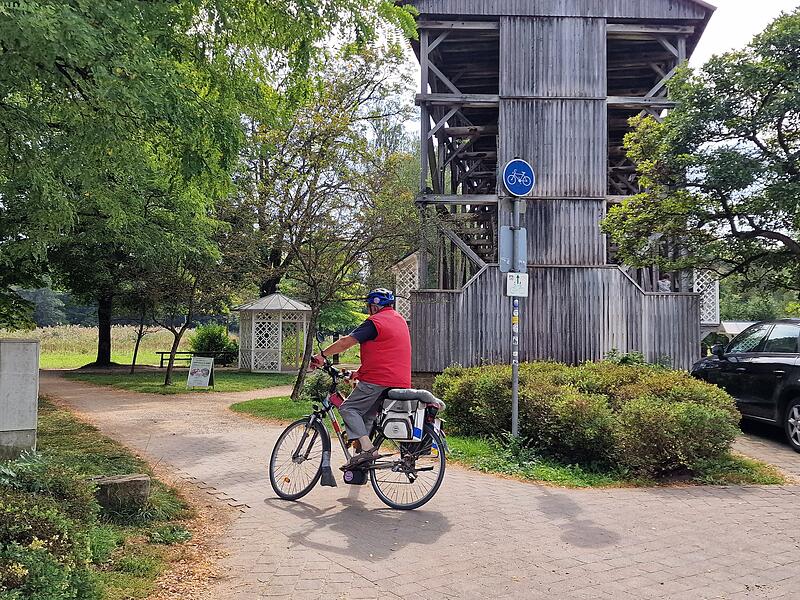 Der Fahrradweg beim Gradierbau wird ab Montag, 9. September, wegen der Abrissarbeiten verlegt. Der Fahrradweg beim Gradierbau wird ab Montag, 9. September wegen der Abrissarbeiten verlegt.