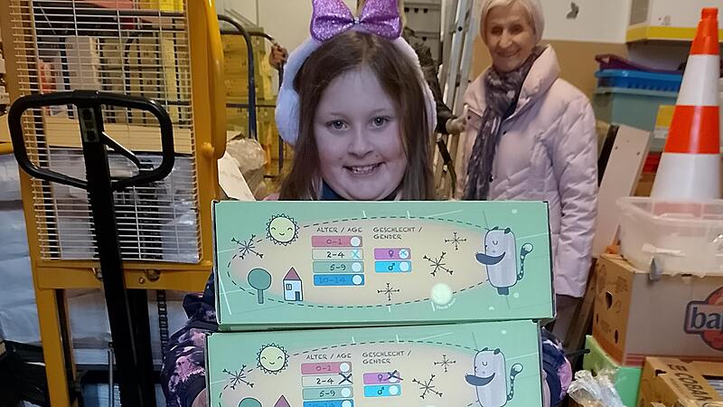 Kate beim Verteilen der Geschenkboxen.