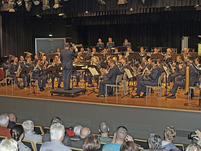 Mit dem Konzert im Kreiskulturraum unterstützt das Luftwaffenmusikkorps die Jugendarbeit des Musikvereins Steinwiesen.