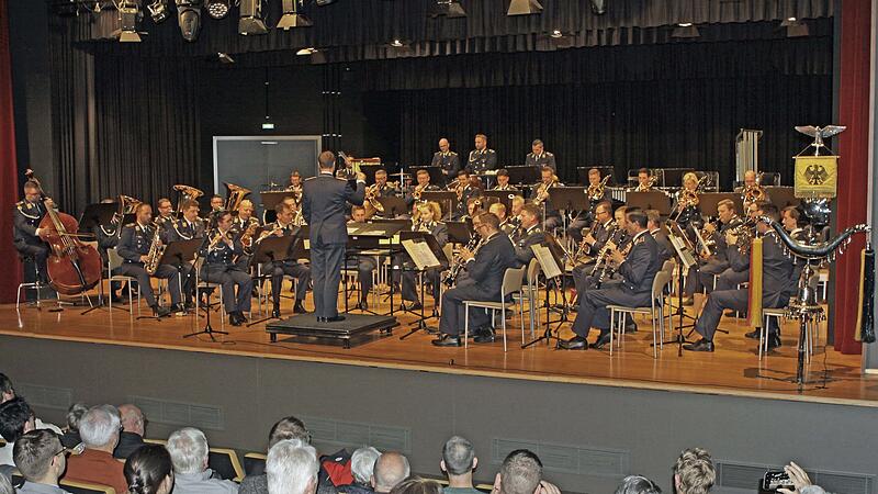 Mit dem Konzert im Kreiskulturraum unterstützt das Luftwaffenmusikkorps die Jugendarbeit des Musikvereins Steinwiesen.