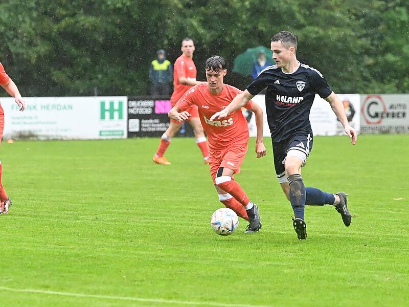 Lukas Köhn (rechts, beim Spiel gegen TuS Aschaffenburg-Leider am 14. Spieltag) fordert von sich und seinen Mitspielern vom TSV Mönchröden, „die billigen Fehler abzustellen und somit die Gegentore auf ein Minimum zu reduzieren“.