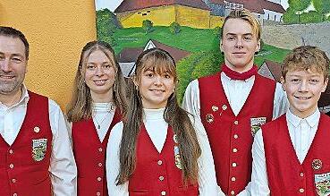 Das Bild zeigt (von links) Vorsitzenden Johannes Hammerl, Melisa Amberg, Eva Wieber (beide Leistungsabzeichen D2), Lukas Schaupp, Henry Müller (beide Leistungsabzeichen D3) sowie Eva Maria Schaub (25 Jahre Ausbildung im JMV Aura). Das Bild zeigt (von links) Vorsitzenden Johannes Hammerl, Melisa Amberg, Eva Wieber (beide Leistungsabzeichen D2), Lukas Schaupp, Henry Müller (beide Leistungsabzeichen D3) sowie Eva Maria Schaub (25 Jahre Ausbildung im JMV Aura).