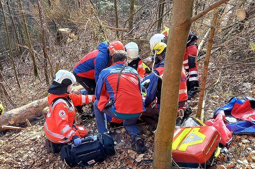 Rettungsdienst, Notarzt und Einsatzkräfte der Bergwacht kümmerten sich nach dem Forstunfall um den 20-Jährigen. Per Seilwinde wurde der Patient mithilfe der Bergwacht und der Besatzung des Rettungshubschraubers „Christoph 27“ aus dem unwegsamen Gelände gerettet. Rettungsdienst, Notarzt und Einsatzkräfte der Bergwacht kümmerten sich nach dem Forstunfall um den 20-Jährigen. Per Seilwinde wurde der Patient mithilfe der Bergwacht und der Besatzung des Rettungshubschraubers „Christoph 27“ aus dem unwegsamen Gelände gerettet.