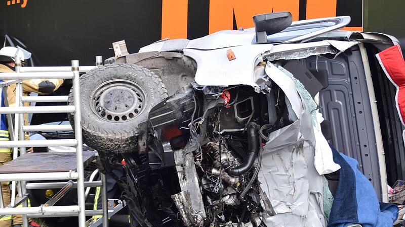 Als ein 71-J&auml;hriger mit seinem Transporter in den Gegenverkehr ger&auml;t, l&ouml;st er eine folgenschwere Kettenreaktion aus.