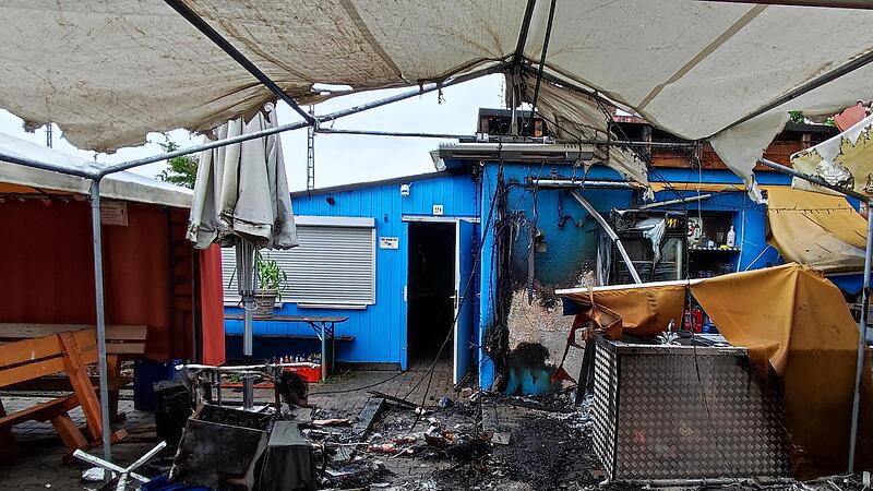Biergarten in Flammen: In der Nacht auf den 7. Juli 2022 hat ein Mann das Außenzelt des Bahnhofstüberls Burgkunstadt in Brand gesteckt. Biergarten in Flammen: In der Nacht auf den 7. Juli 2022 hat ein Mann das Außenzelt des Bahnhofstüberls Burgkunstadt in Brand gesteckt.