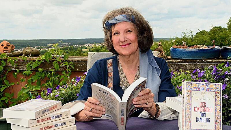 Für die Premierenlesung ihres historischen Romans „Der Königsmord in Bamberg“ hat sich Karin Dengler-Schreiber bereits passend gekleidet.