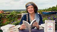 Für die Premierenlesung ihres historischen Romans „Der Königsmord in Bamberg“ hat sich Karin Dengler-Schreiber bereits passend gekleidet.