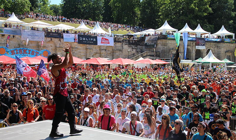 Trommeln f&uuml;r den Frieden beim Samba-Festival in Coburg