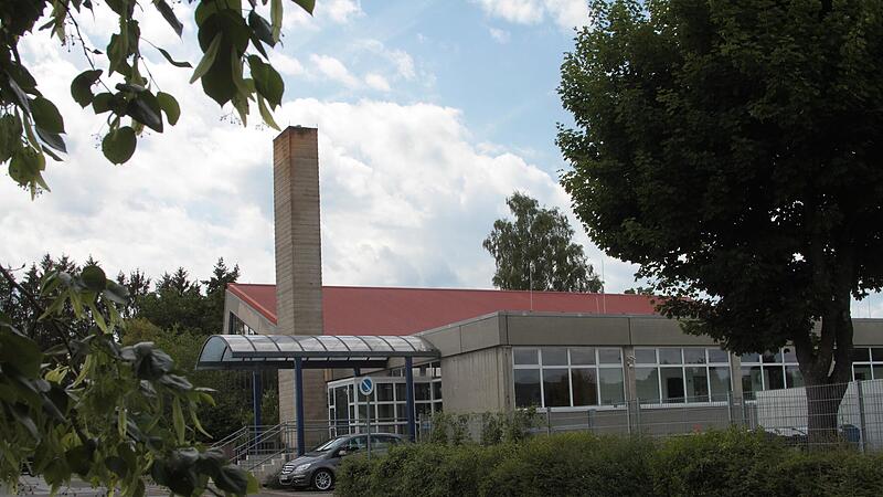 Ein Blick auf das derzeitige Hallenbad in Hofheim, von dem viel abgerissen und durch Anbauten ersetzt wird.