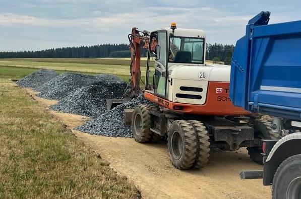 Die Lastwagen waren bereits mit Schotterkies im Einsatz, als der Baustopp vom Landratsamt verh&auml;ngt wurde.