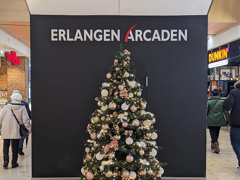 Mit weihnachtlicher Dekoration lockt das Einkaufszentrum seine Besucher. Mit weihnachtlicher Dekoration lockt das Einkaufszentrum seine Besucher.