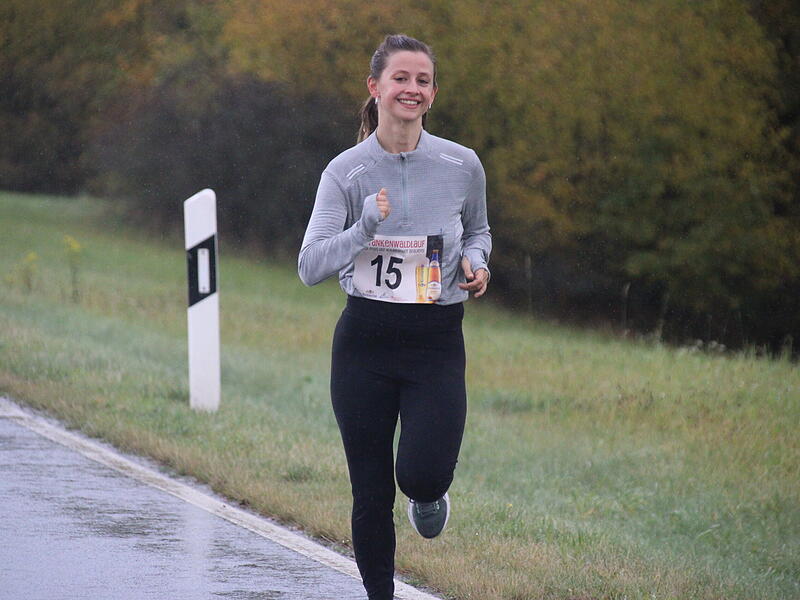 Trotz nasskaltem Herbstwetter lie&szlig;en sich die Sportler den Spa&szlig;  beim 38. Frankenwaldlauf der LG Ludwigschorgast nicht vermiesen.