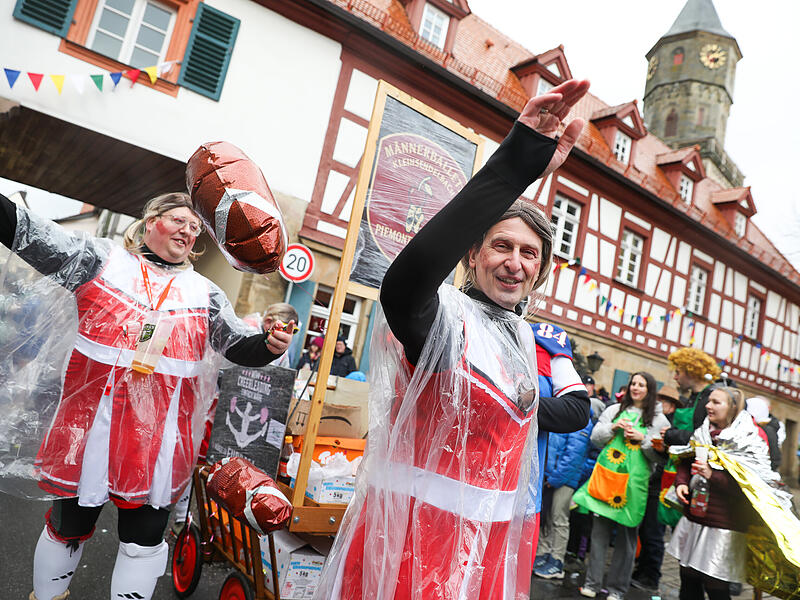 Faschingsumzug bei Schauerregen und K&auml;lte: In Neunkirchen am Brand war am Dienstag die Stimmung selbst bei miesem Wetter gut.