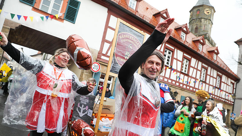 Faschingsumzug bei Schauerregen und K&auml;lte: In Neunkirchen am Brand war am Dienstag die Stimmung selbst bei miesem Wetter gut.