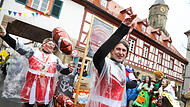 Faschingsumzug bei Schauerregen und K&auml;lte: In Neunkirchen am Brand war am Dienstag die Stimmung selbst bei miesem Wetter gut.