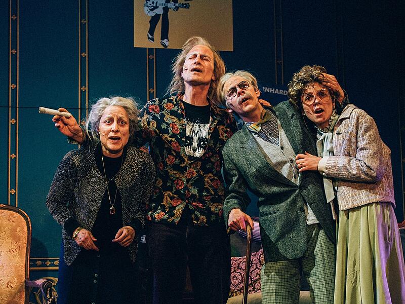 Das Songdrama "Ewig Jung" feierte Premiere am Landestheater Coburg.Premiere "Ewig Jung" am Landestheater Das Songdrama "Ewig Jung" feierte Premiere am Landestheater Coburg.