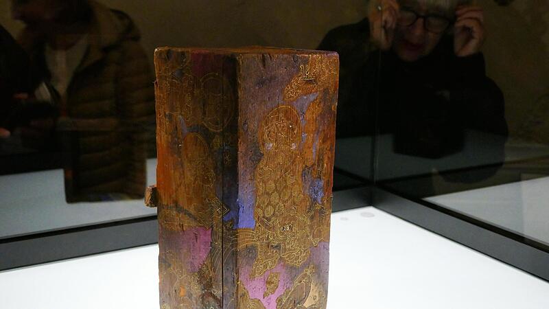 Der K&uuml;nstler Gerelkhuu Ganbold hat mit seinem Werk &bdquo;Bishop's Robe&ldquo; Anleihen an den ber&uuml;hmten Kaisergew&auml;ndern genommen.