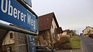 Neben dem Wohnhaus sollen   mindestens sechs neue Baupl&auml;tze entstehen. Dazu muss vorher die Stra&szlig;e saniert werden.