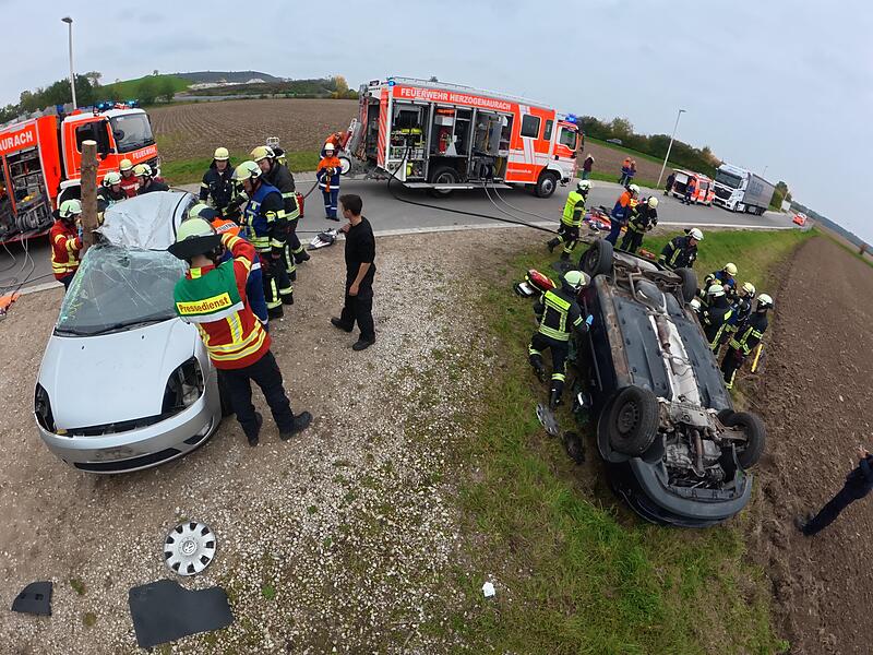 Unfall mit eingeklemmten PersonenDie schönsten Impressionen der 24-Stunden-Übung der Feuerwehr Herzogenaurach Unfall mit eingeklemmten Personen
