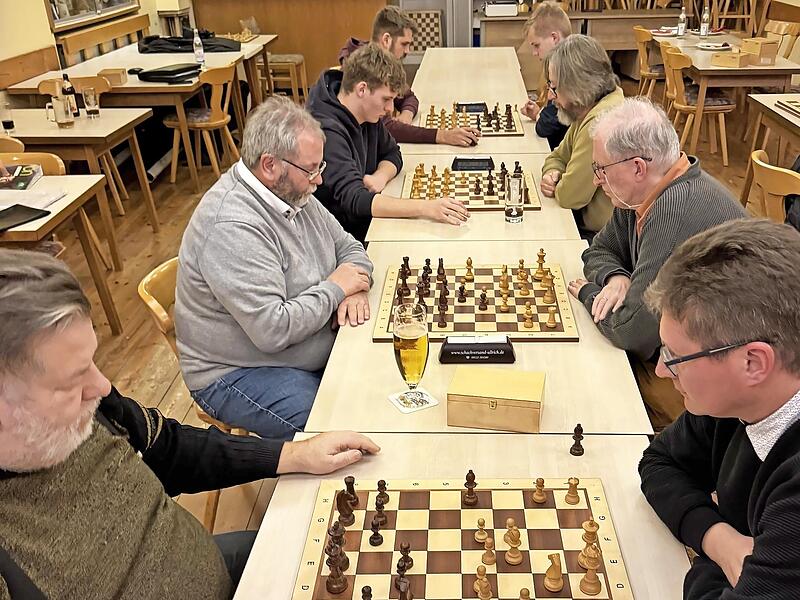 Die Schachspieler beim Turnier.