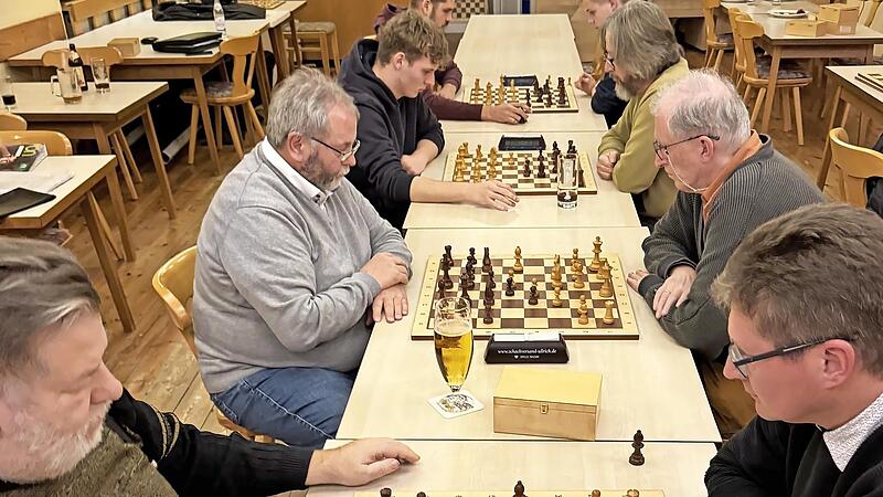 Die Schachspieler beim Turnier. Die Schachspieler beim Turnier.