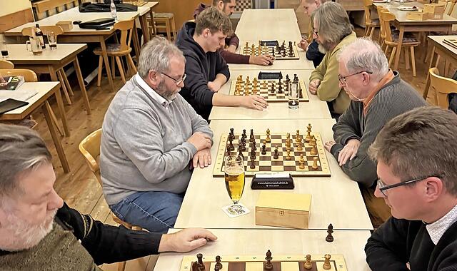 Die Schachspieler beim Turnier. Die Schachspieler beim Turnier.