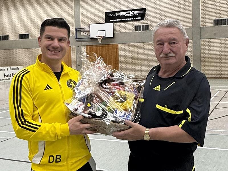 Gr&auml;fenbergs Sportvorstand Domi Bauer (l.) ehrt Heinz Hofmann f&uuml;r dessen 50 Jahre als Schiedsrichter.Forchheim & Fr&auml;nkische Schweiz