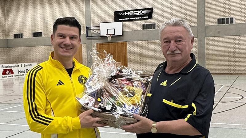 Gr&auml;fenbergs Sportvorstand Domi Bauer (l.) ehrt Heinz Hofmann f&uuml;r dessen 50 Jahre als Schiedsrichter.Forchheim & Fr&auml;nkische Schweiz