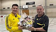 Gr&auml;fenbergs Sportvorstand Domi Bauer (l.) ehrt Heinz Hofmann f&uuml;r dessen 50 Jahre als Schiedsrichter.Forchheim & Fr&auml;nkische Schweiz