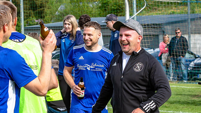 Die SpVgg Wonsees feiert die Meisterschaft in der A-Klasse 6 Kulmbach