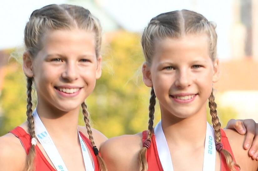 Das Wasser ist ihre große Leidenschaft: Die Zwillingsschwestern Julia (links) und Anna Barth  sind zwar auch in der Leichtathletik bei der LG Bamberg erfolgreich, legen den Fokus aber auf den Schwimmleistungssport beim TB Erlangen.