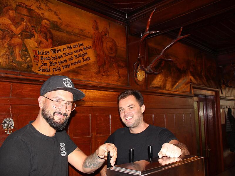 Danny Hofmann (links) und Sandro Schmidt er&ouml;ffnen in Coburg die &bdquo;Haxenbraterei&ldquo;.