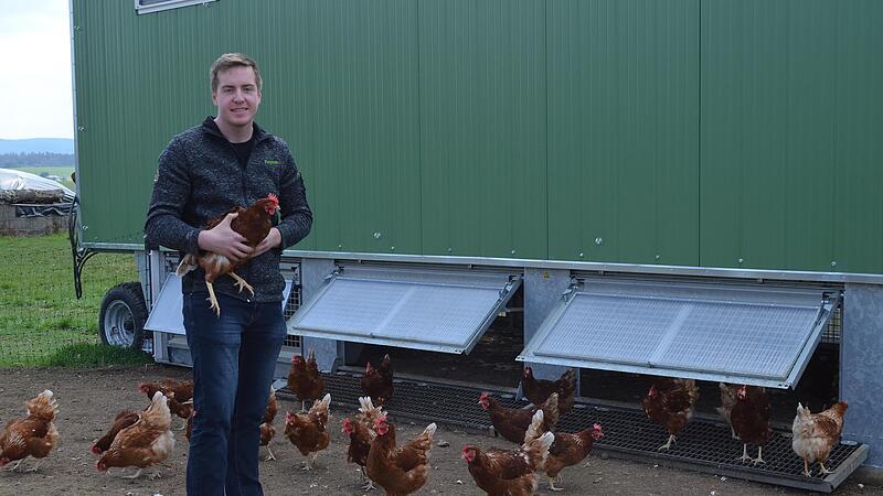 Der junge Landwirtschaftsmeister Patrick Sämann blickt optimistisch in die Zukunft. Mit den mobilen Hühnerställen hat sich der Hof ein neues Standbein aufgebaut.