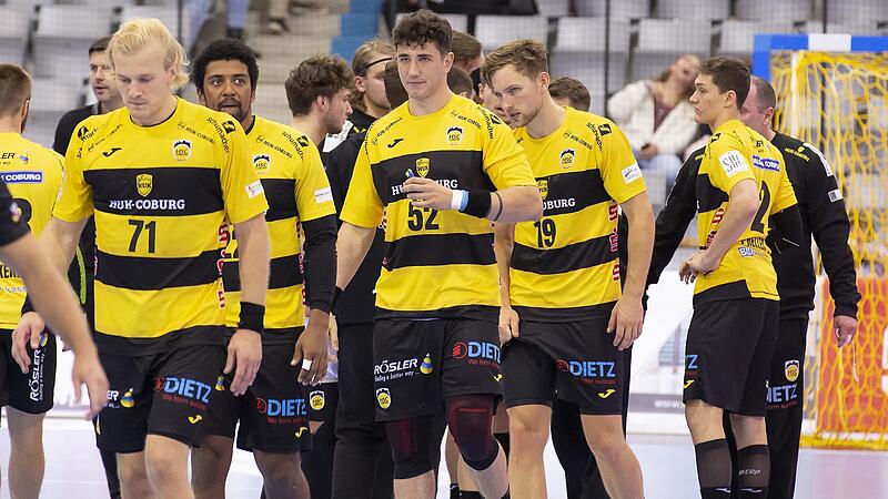 Den HSC-Spielern war die Enttäuschung nach der Schlusssirene gegen Hüttenberg förmlich ins Gesicht geschrieben. Andreas Schröder (Nummer 71) ging – wie es sich für einen Mannschaftskapitän gehört – trotzdem vorneweg.