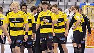 Den HSC-Spielern war die Enttäuschung nach der Schlusssirene gegen Hüttenberg förmlich ins Gesicht geschrieben. Andreas Schröder (Nummer 71) ging – wie es sich für einen Mannschaftskapitän gehört – trotzdem vorneweg.
