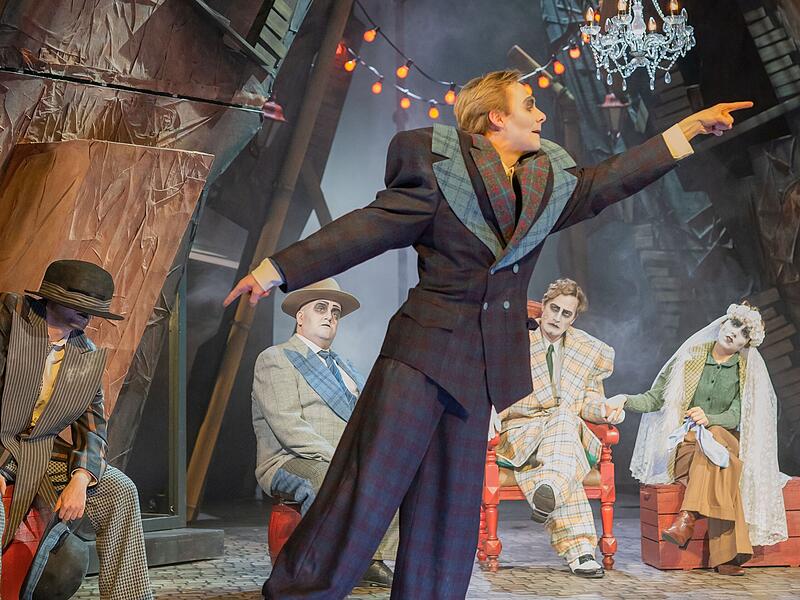 Als Neuinszenierung feierte "Die Dreigroschenoper" Premiere am Landestheater Coburg.