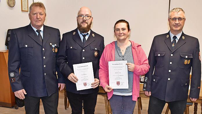 Unser Bild zeigt den Vorsitzenden Udo Schneider (links) und Kommandant Gerd Riedel (rechts), die Ernennungsurkunden an Florian Gries als Leiter der Kinderfeuerwehr und Dorota Laaser als stellvertretende Leiterin überreichten. Unser Bild zeigt den Vorsitzenden Udo Schneider (links) und Kommandant Gerd Riedel (rechts), die Ernennungsurkunden an Florian Gries als Leiter der Kinderfeuerwehr und Dorota Laaser als stellvertretende Leiterin überreichten.