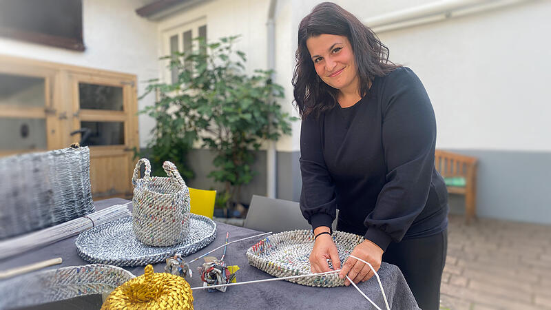 Julia Goetz aus Unterleiterbach beschreibt sich selbst als „Bastelqueen“. Seit rund sieben Jahren knüpft sie allerlei Kreatives aus dem FT-Zeitungspapier.