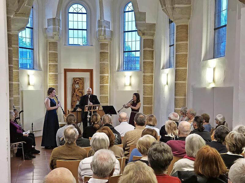 Beim Konzert in St. Gereon Forchheim sorgten Sayaka Schmuck, Viviana Rieke und Krist&oacute;f D&ouml;m&ouml;t&ouml;r f&uuml;r ein ungewohntes H&ouml;rerlebnis.